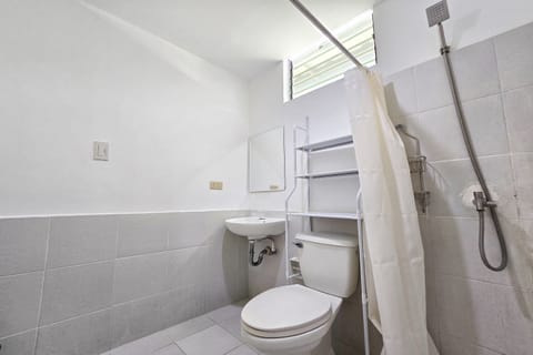 Premium Room | Bathroom | Shower, rainfall showerhead, bidet, towels