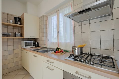 Family Apartment, 1 Bedroom, Lakeside (Casa al Cor - Bike 1) | Private kitchen | Fridge, microwave, oven, stovetop