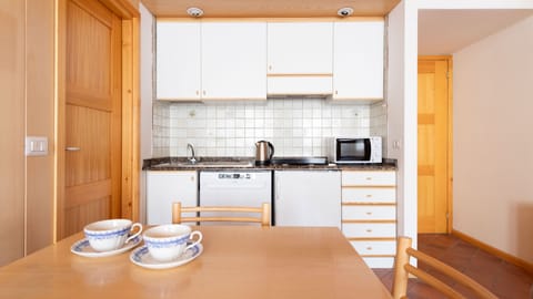 Apartment (1 Bedroom) | Private kitchenette | Microwave, highchair