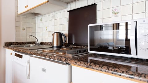 Apartment (1 Bedroom) | Private kitchenette | Microwave, highchair