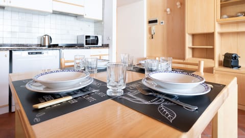 Apartment (1 Bedroom) | Private kitchenette | Microwave, highchair