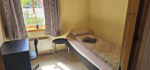 Business Condo | Desk, laptop workspace, free WiFi, bed sheets