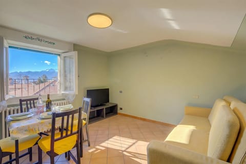 Family Apartment, Multiple Bedrooms (Petit Bijou De Stresa 2 Steps From) | Dining