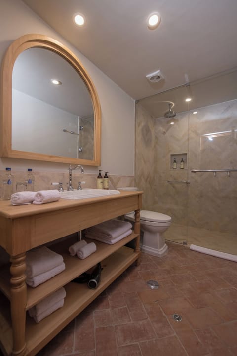 Deluxe Studio Suite, Courtyard View | Bathroom | Separate tub and shower, deep soaking tub, rainfall showerhead