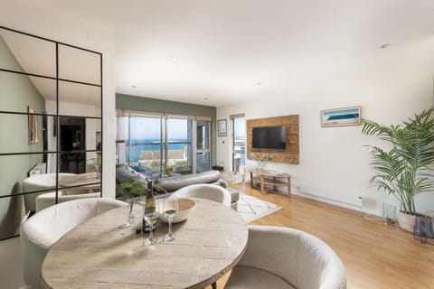 Living and dining areas with balcony access and sea views - 6 The Point, Pentire
