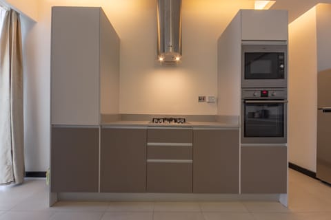 Deluxe Apartment | Private kitchen | Fridge, microwave, cookware/dishes/utensils