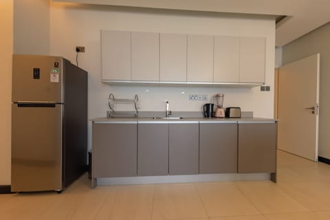 Deluxe Apartment | Private kitchen | Fridge, microwave, cookware/dishes/utensils