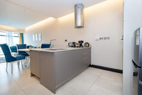 Elite Apartment | Private kitchen | Fridge, microwave, cookware/dishes/utensils