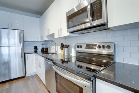 Business Apartment, City View | Private kitchen | Fridge, microwave, oven, dishwasher