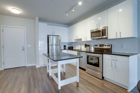 Business Apartment | Private kitchen | Fridge, microwave, oven, dishwasher