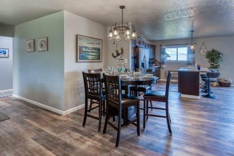Dining Area with Seating for 6