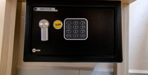 Deluxe Suite | 1 bedroom, Egyptian cotton sheets, premium bedding, in-room safe