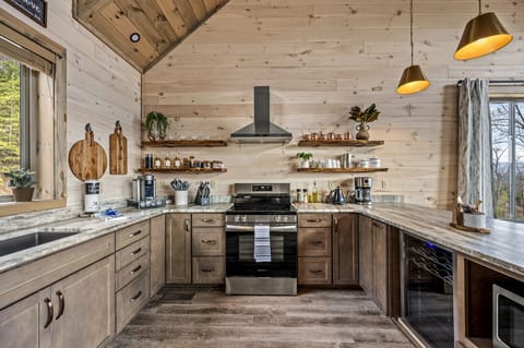 Chef's gourmet kitchen fully stocked to make a Thanksgiving or Christmas dinner!