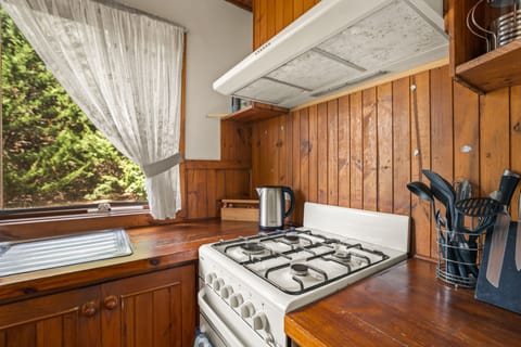 Traditional Cottage | Private kitchen | Fridge, microwave, oven, coffee/tea maker