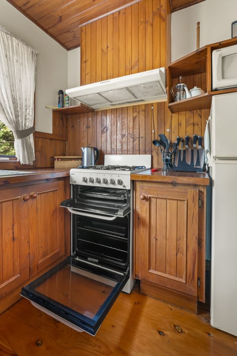 Traditional Cottage | Private kitchen | Fridge, microwave, oven, coffee/tea maker