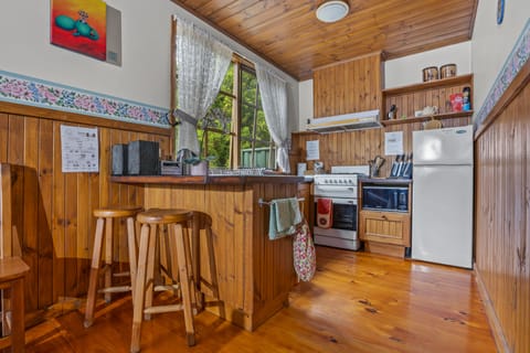 Traditional Cottage | Private kitchen | Fridge, microwave, oven, coffee/tea maker