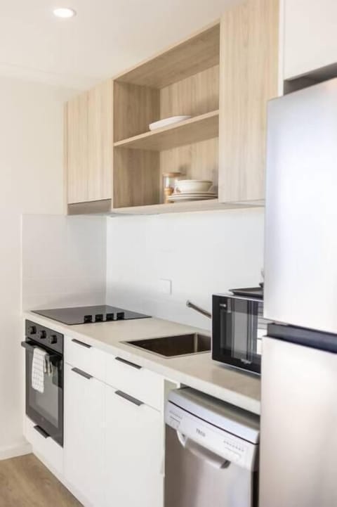 Deluxe Apartment, Bay View | Private kitchen | Full-size fridge, microwave, oven, stovetop