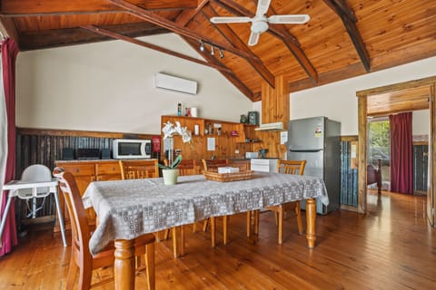 Family Cottage, Courtyard View | Dining room