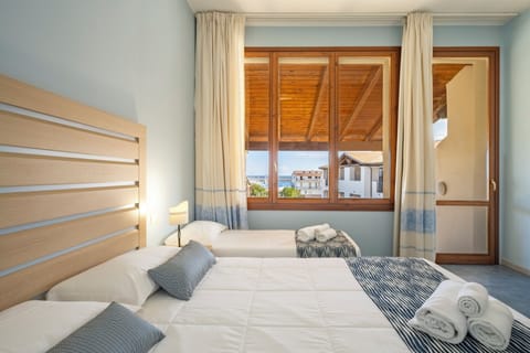 Premium Triple Room, Pool View | In-room safe, bed sheets