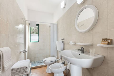 Family Room | Bathroom | Shower, free toiletries, bidet, towels