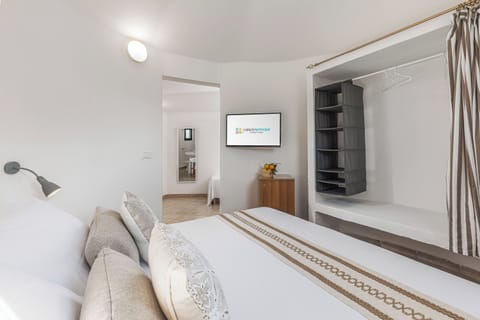 Comfort Room | Minibar, bed sheets