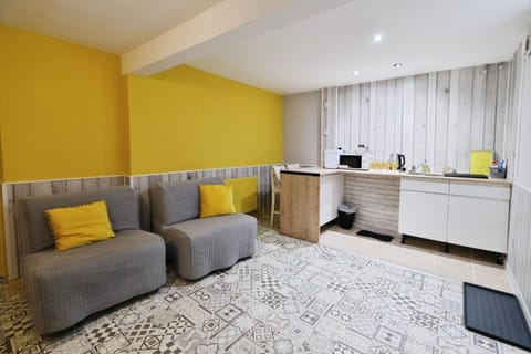 Family Suite, Non Smoking, Connecting Rooms, Pet Friendly | Living area | TV