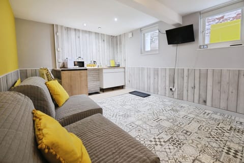 Family Suite, Non Smoking, Connecting Rooms, Pet Friendly | Living area | TV