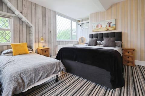 Family Room, Multiple Beds, Non Smoking, Partial Ocean View, No Pets | Individually decorated, individually furnished, blackout drapes