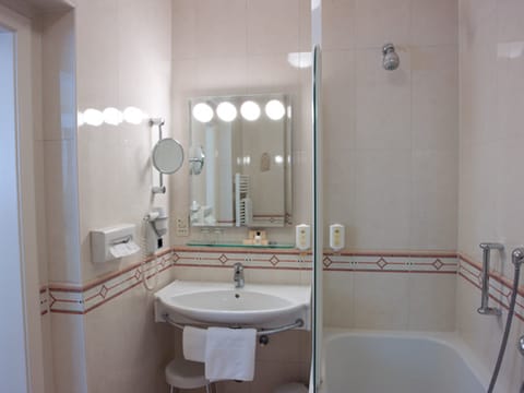 Single Room | Bathroom | Free toiletries, hair dryer, towels