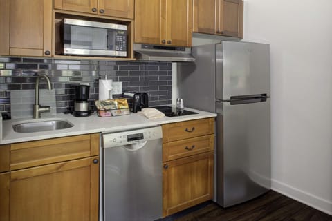 Fridge, microwave, stovetop, dishwasher