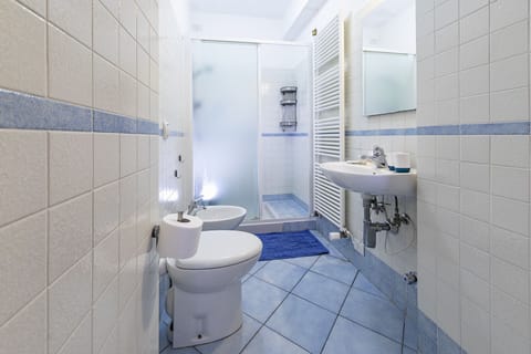 Suite Iride | Bathroom | Free toiletries, hair dryer, bidet, towels