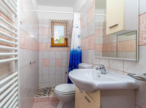 Apartment (Two Bedroom Apartment with Terrace an) | Bathroom | Towels