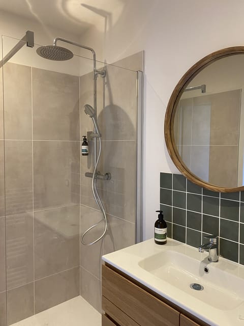 Standard Double Room, Ensuite, Garden View | Bathroom