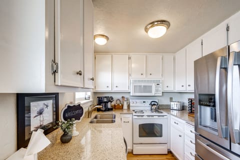 Apartment (3 Bedrooms) | Private kitchen | Microwave, oven, stovetop, dishwasher