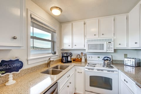 Apartment (3 Bedrooms) | Private kitchen | Microwave, oven, stovetop, dishwasher