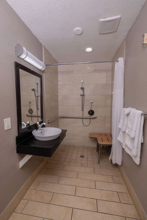 Combined shower/tub, towels