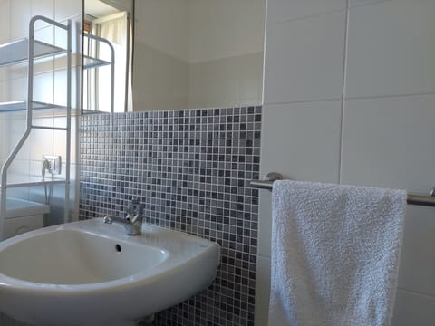 Apartment, 2 Bedrooms, Smoking, Balcony | Bathroom