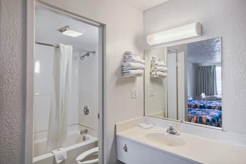 Combined shower/tub, towels