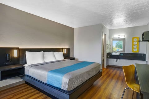 Standard Room, 1 King Bed, Non Smoking | Blackout drapes, iron/ironing board, free WiFi, bed sheets