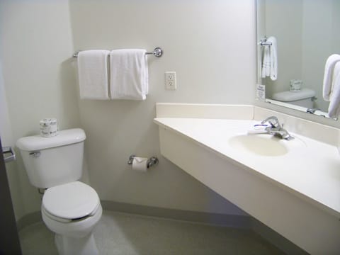 Combined shower/tub, towels