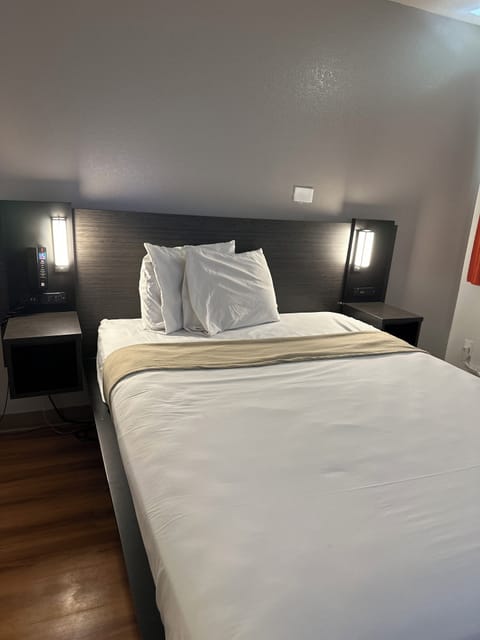 Standard Room, 1 Queen Bed, Non Smoking | Free WiFi, bed sheets