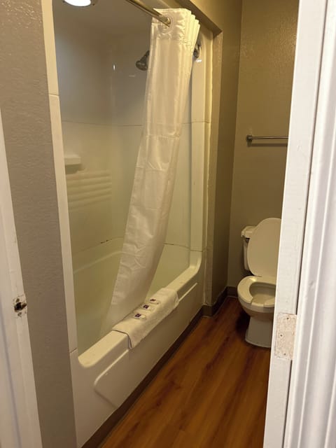 Standard Room, 1 Queen Bed, Non Smoking | Bathroom | Shower, towels