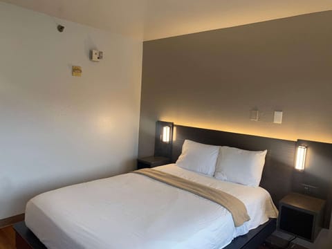 Standard Room, 2 Double Beds, Non Smoking | Free WiFi, bed sheets