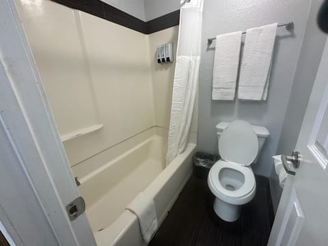 Standard Room, 1 Queen Bed, Non Smoking | Bathroom | Combined shower/tub, hair dryer, towels