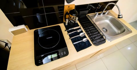 Toaster, blender, coffee grinder, paper towels