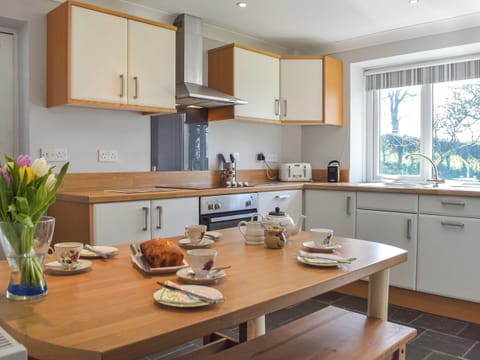 Kitchen/diner | Gymmin House, Pendine