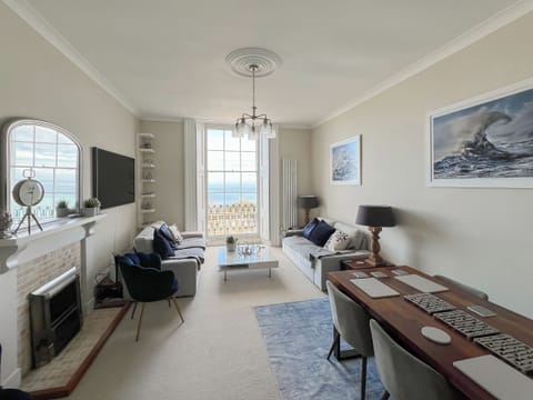 Living room/dining room | Admiral’s Lookout, Ilfracombe