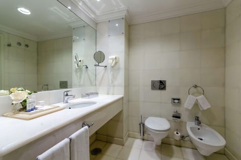 Combined shower/tub, free toiletries, hair dryer, bathrobes