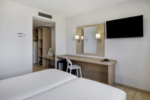 Twin Room | In-room safe, desk, iron/ironing board, free WiFi