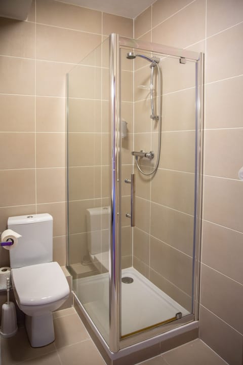 Standard Triple Room | Bathroom | Hair dryer, towels